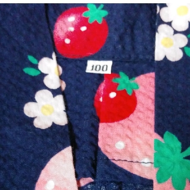 USED☆女の子サイズ100☆苺柄の浴衣(紺地)☆いちごイチゴ キッズ/ベビー/マタニティのキッズ服女の子用(90cm~)(甚平/浴衣)の商品写真