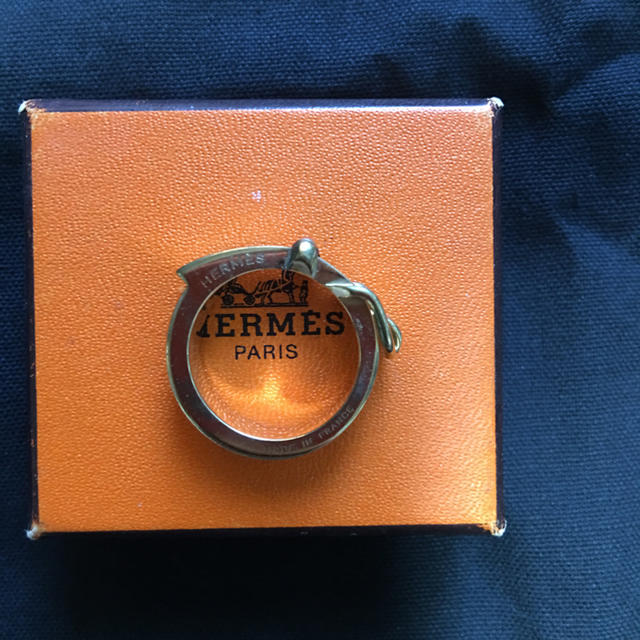Hermes(エルメス)のエルメス スカーフリング なまいきシャルロ様専用です。 レディースのファッション小物(その他)の商品写真
