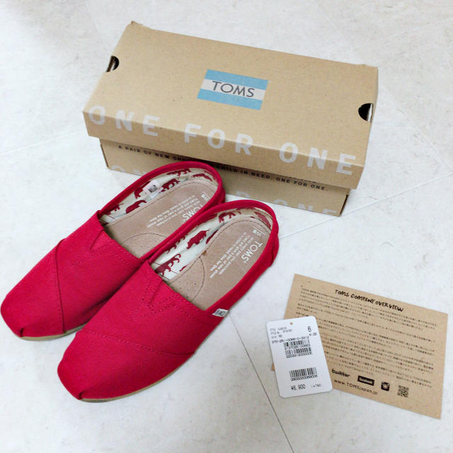 TOMS(トムズ)のTOMS classic トムズ スリッポン フラットシューズ 赤 6 レディースの靴/シューズ(スリッポン/モカシン)の商品写真