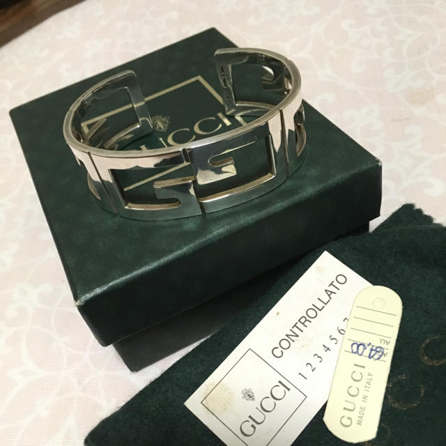 Gucci(グッチ)の希少ビンテージ！1992年購入！正規GUCCIシルバー925ケース保存袋完備！！ メンズのアクセサリー(バングル/リストバンド)の商品写真