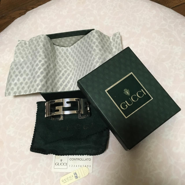 Gucci(グッチ)の希少ビンテージ！1992年購入！正規GUCCIシルバー925ケース保存袋完備！！ メンズのアクセサリー(バングル/リストバンド)の商品写真