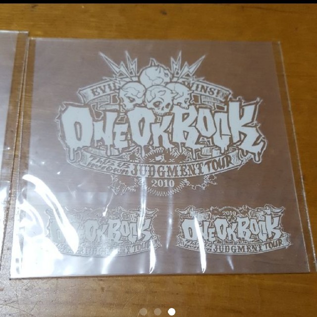 ONE OK ROCK(ワンオクロック)の新品未開封ONE OK ROCK☆ステッカー2枚セット エンタメ/ホビーのタレントグッズ(ミュージシャン)の商品写真