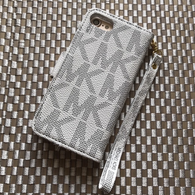 Michael Kors - iPhone7 / 8 ホワイト ベルト付き 手帳型ケースの通販 by 海外買い付けします。｜マイケルコースならラクマ