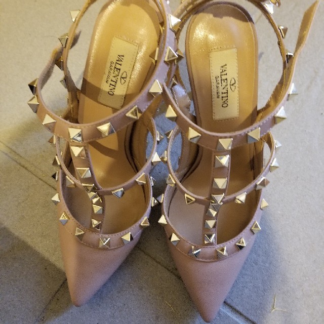 37%割引 無料配達 VALENTINO - VALENTINO スタッズパンプス 本日限定