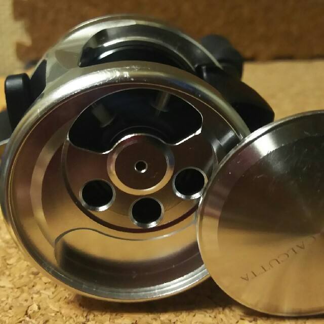 シマノ 12 カルカッタ 100 右巻き シマノ 12 カルカッタ 100 右巻き