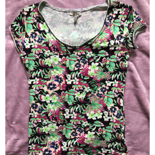 ZARA(ザラ)のZARAボタニカル柄Tシャツ レディースのトップス(Tシャツ(半袖/袖なし))の商品写真