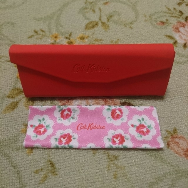 Cath Kidston(キャスキッドソン)の◆Cath Kidston◆メガネケース◆レッド◆メガネ拭き付き◆送料無料◆ レディースのファッション小物(サングラス/メガネ)の商品写真