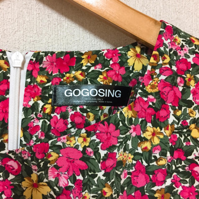 GOGOSING(ゴゴシング)のGOGOSING／惚れる花柄ワンピース レディースのワンピース(ひざ丈ワンピース)の商品写真