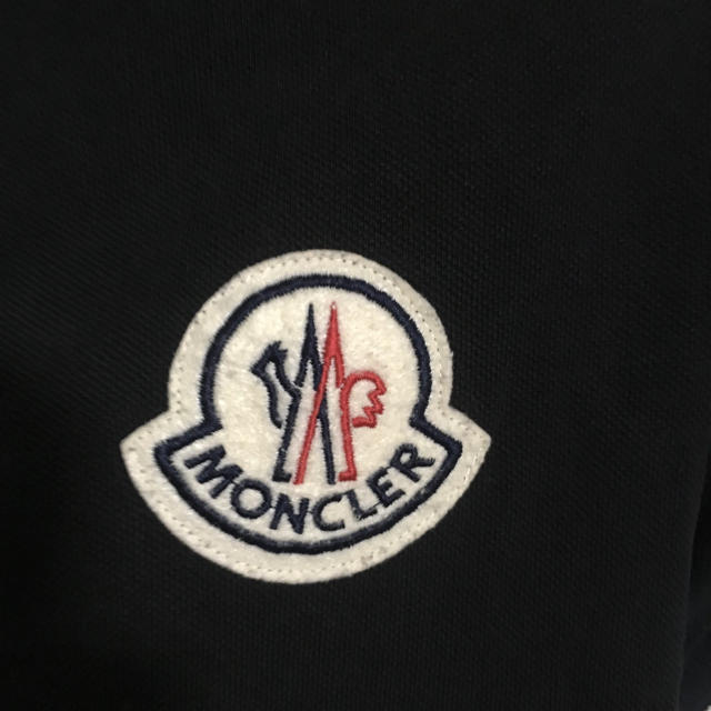 MONCLER(モンクレール)の本物モンクレールの黑の大き目ワッペンのポロシャツ　Mサイズ レディースのトップス(ポロシャツ)の商品写真