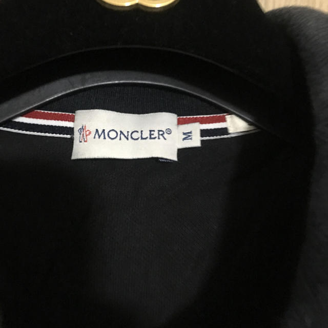 MONCLER(モンクレール)の本物モンクレールの黑の大き目ワッペンのポロシャツ　Mサイズ レディースのトップス(ポロシャツ)の商品写真