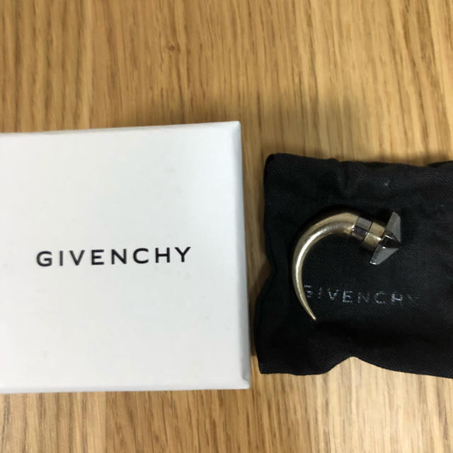 givenchy マグネットピアス