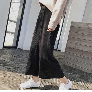 ザラ(ZARA)の未使用 プリーツ ワイドパンツ(クロップドパンツ)