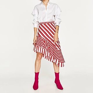 ザラ(ZARA)の【新品】ZARAフリル付きストライプ柄スカート(ひざ丈スカート)