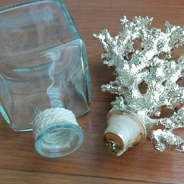 ZARA HOME(ザラホーム)のZARA HOME 珊瑚 コーラル ガラス瓶 サンゴ アンティーク風  インテリア/住まい/日用品のインテリア小物(その他)の商品写真