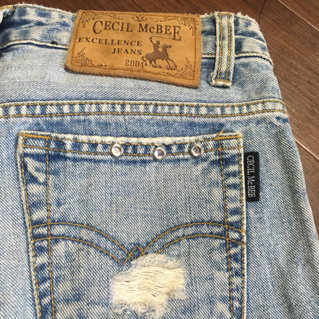 CECIL McBEE(セシルマクビー)のCECIL  M cBE Eダメージジィーンズ レディースのパンツ(デニム/ジーンズ)の商品写真