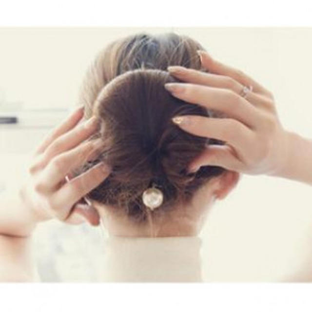 【新品未使用】大人気！ シニヨン パール 付き ヘアアレンジ アイテム 005 レディースのヘアアクセサリー(その他)の商品写真