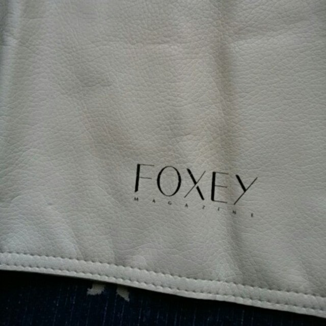 FOXEY(フォクシー)の新品未使用フォクシーレザ一トートバッグ　白、黒もら手 レディースのバッグ(トートバッグ)の商品写真