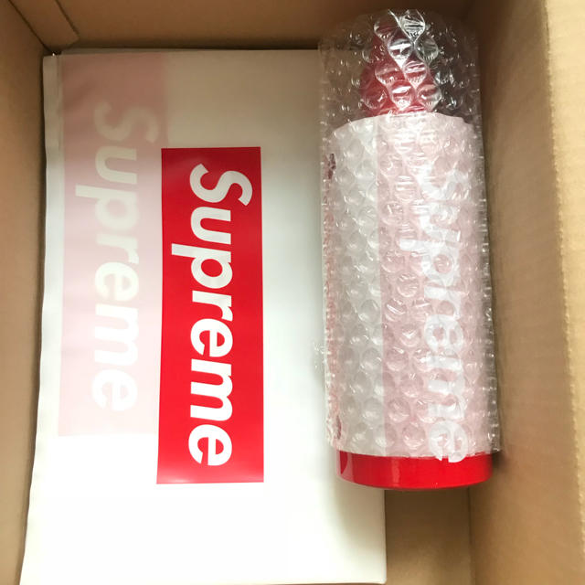 Supreme(シュプリーム)の完売‼️ Supreme×SIGG ウォーター ボトル 新品/未使用 送料込み インテリア/住まい/日用品のキッチン/食器(タンブラー)の商品写真