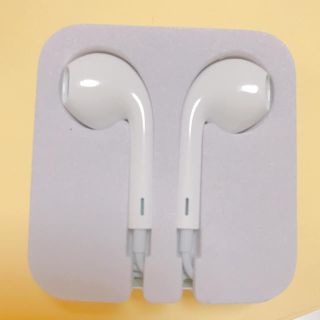 アップル(Apple)の【新品】Apple正規品  イヤフォン(ヘッドフォン/イヤフォン)