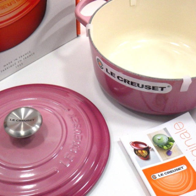 LE CREUSET(ルクルーゼ)のLe creuset ルクルーゼ  ココットロンド berry ベリー インテリア/住まい/日用品のキッチン/食器(鍋/フライパン)の商品写真