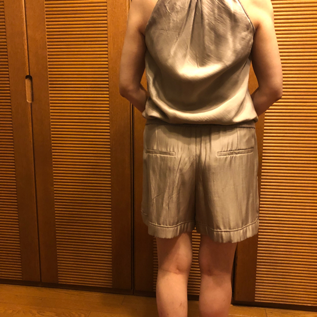 BRUNELLO CUCINELLI(ブルネロクチネリ)の春夏に　サロペット ブルネロクチネリ シルク　パンツ　グレージュ レディースのパンツ(サロペット/オーバーオール)の商品写真