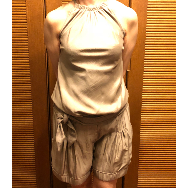 BRUNELLO CUCINELLI(ブルネロクチネリ)の春夏に　サロペット ブルネロクチネリ シルク　パンツ　グレージュ レディースのパンツ(サロペット/オーバーオール)の商品写真