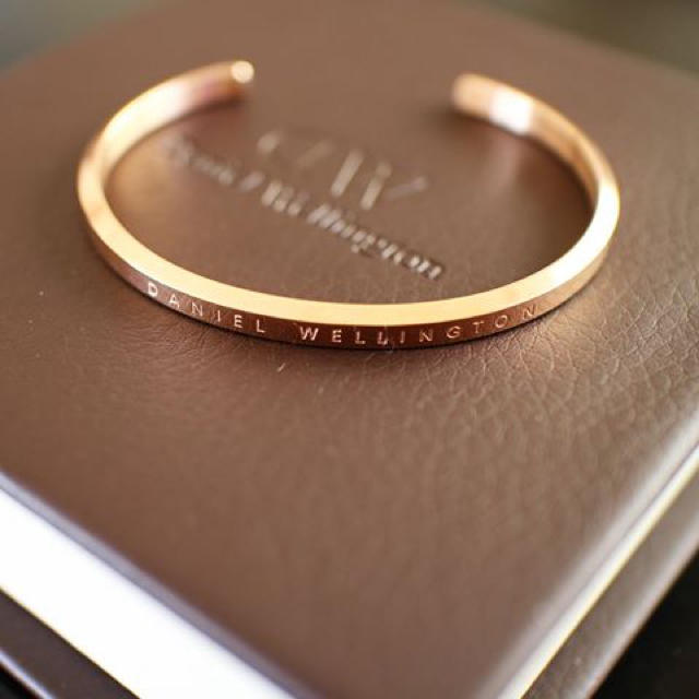 Daniel Wellington(ダニエルウェリントン)のDW ダニエルウェリントン バングル ローズゴールド  レディースのアクセサリー(ブレスレット/バングル)の商品写真