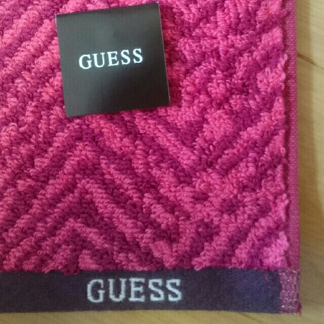 GUESS(ゲス)の未使用 ゲス ハンドタオル レディースのファッション小物(ハンカチ)の商品写真