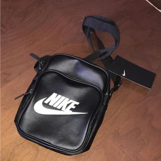 ナイキ(NIKE)の新品NIKEナイキ フェイクレザーショルダーバッグ黒×白合皮(ショルダーバッグ)