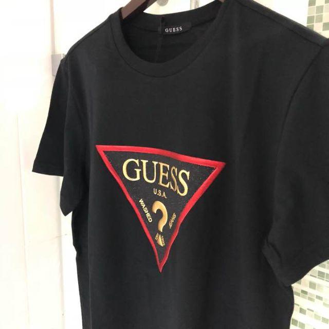 GUESS(ゲス)の新品未使用 GUESS トライアングルロゴTシャツ ブラック XLサイズ メンズのトップス(Tシャツ/カットソー(半袖/袖なし))の商品写真