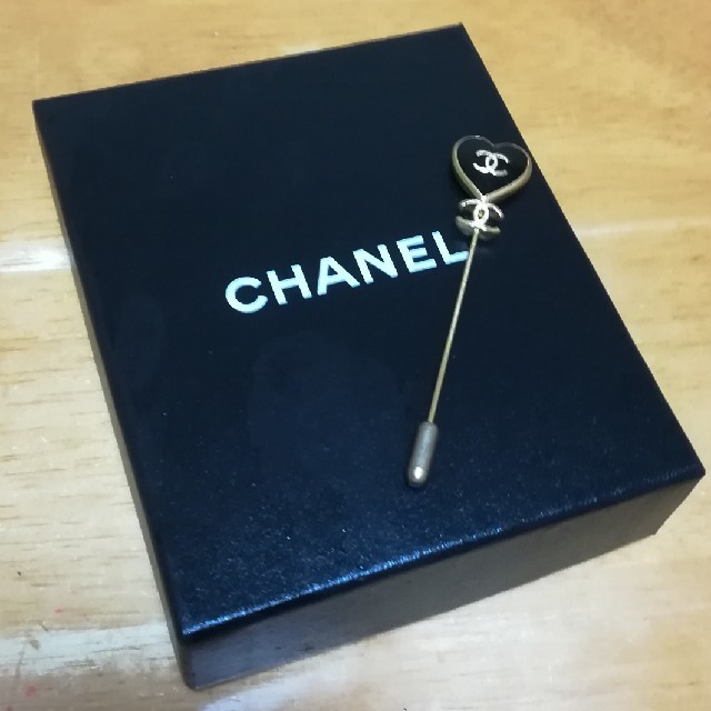 CHANEL(シャネル)のCHANEL ハートココマーク ピンブローチ レディースのアクセサリー(ブローチ/コサージュ)の商品写真