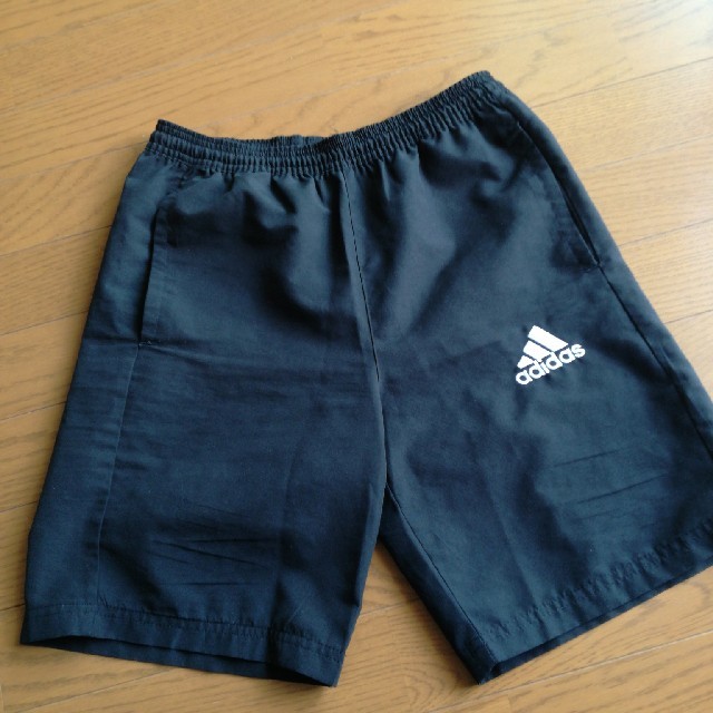 adidas(アディダス)のadidas 短パン黒　12～13歳 キッズ/ベビー/マタニティのキッズ服男の子用(90cm~)(パンツ/スパッツ)の商品写真