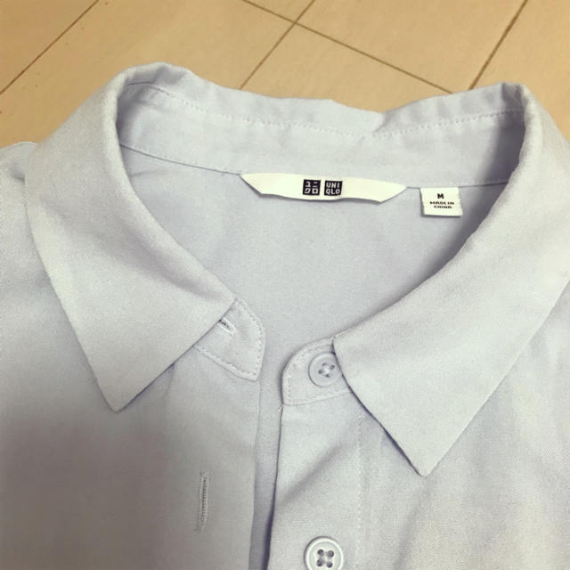 UNIQLO(ユニクロ)のUNIQLO シャツ 水色 レディースのトップス(シャツ/ブラウス(半袖/袖なし))の商品写真