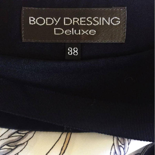 BODY DRESSING Deluxe(ボディドレッシングデラックス)の美品 BODY DRESSING Deluxeの柄スカート レディースのスカート(ひざ丈スカート)の商品写真