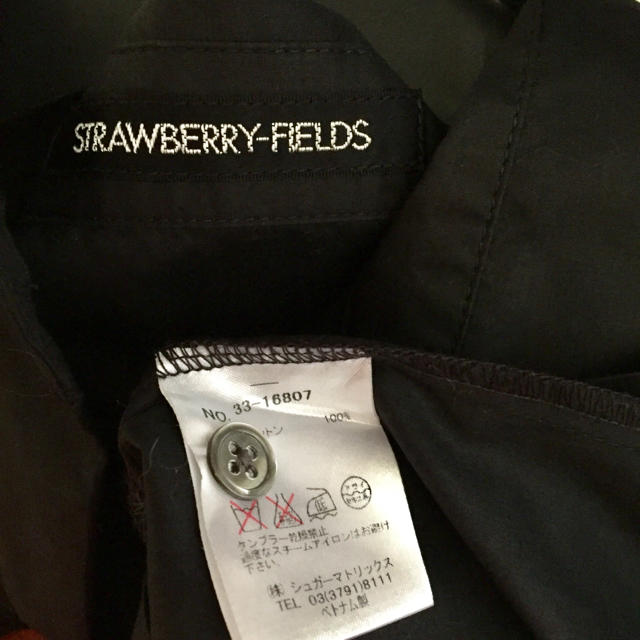 STRAWBERRY-FIELDS(ストロベリーフィールズ)のストロベリー♡黒色のノースリーブシャツ レディースのトップス(シャツ/ブラウス(半袖/袖なし))の商品写真