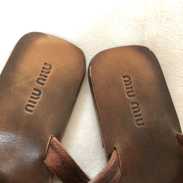miumiu(ミュウミュウ)のmiumiu フラットサンダル レディースの靴/シューズ(サンダル)の商品写真