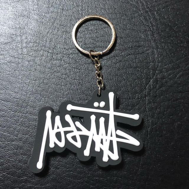 STUSSY(ステューシー)の《新品》STUSSY 白 ラバーキーホルダー メンズのファッション小物(キーホルダー)の商品写真