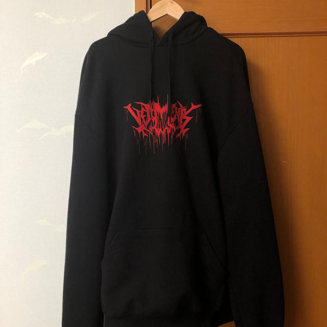 Vetements メタルロゴパーカー メンズのトップス(パーカー)の商品写真