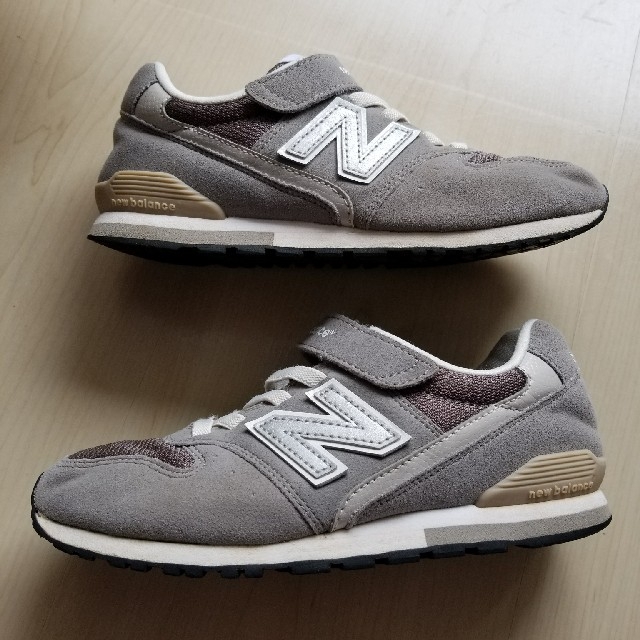 New Balance(ニューバランス)の♪ニューバランス グレー 21㎝♪ キッズ/ベビー/マタニティのキッズ靴/シューズ(15cm~)(スニーカー)の商品写真