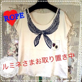 ロペ(ROPE’)のプリント♡サテン地ベージュトップス(カットソー(半袖/袖なし))