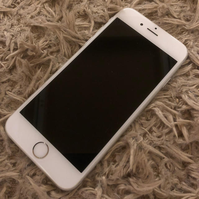 iPhone 6 Silver 16 GB au スマホ/家電/カメラのスマートフォン/携帯電話(スマートフォン本体)の商品写真