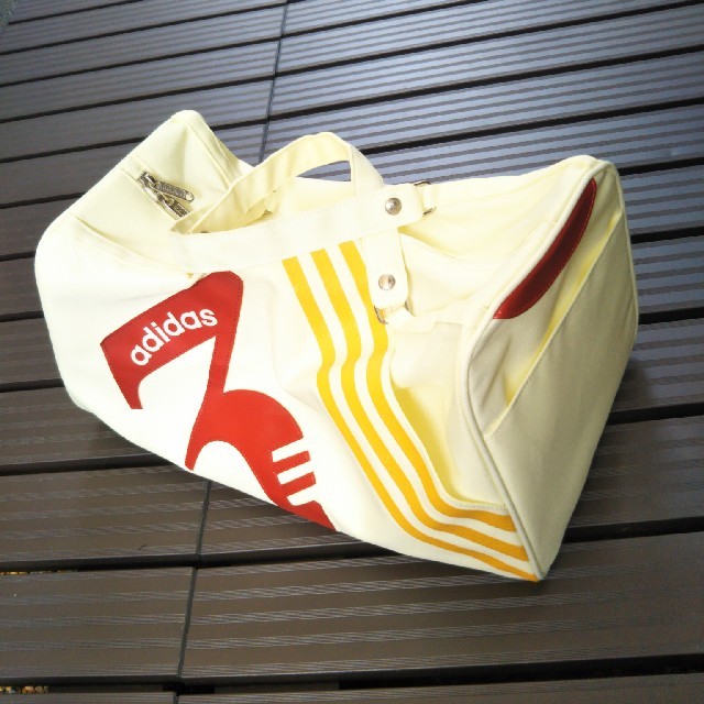 adidas(アディダス)のaddidas ボストンバッグ　オフホワイト　クリームイエロー レディースのバッグ(ボストンバッグ)の商品写真