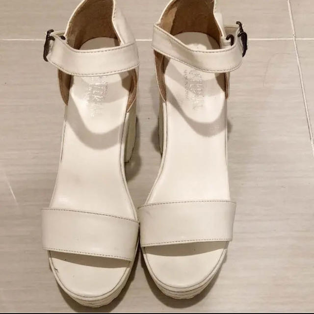 白いサンダル レディースの靴/シューズ(サンダル)の商品写真