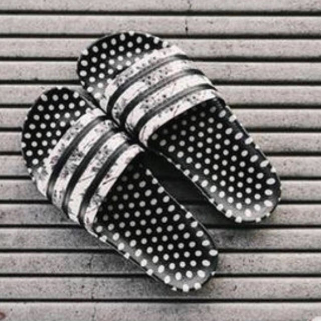 adidas(アディダス)のadidasアディレッタ ADILETTE SLIDES レディースの靴/シューズ(サンダル)の商品写真