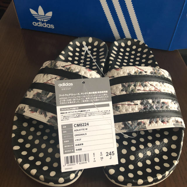 adidas(アディダス)のadidasアディレッタ ADILETTE SLIDES レディースの靴/シューズ(サンダル)の商品写真