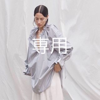 ドゥーズィエムクラス(DEUXIEME CLASSE)の今季完売 美品 STUDIO NICHOLSON ギャザーブラウス GREY 0(シャツ/ブラウス(長袖/七分))