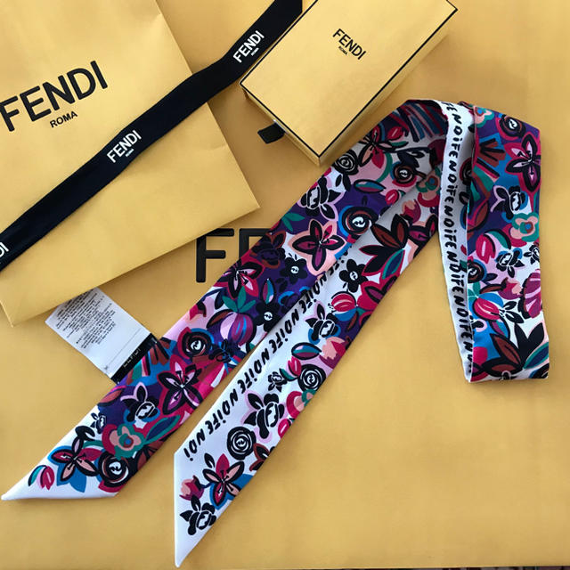 FENDI(フェンディ)のclala様ご専用💐フェンディ ラッピーお花柄😍✨ レディースのファッション小物(バンダナ/スカーフ)の商品写真