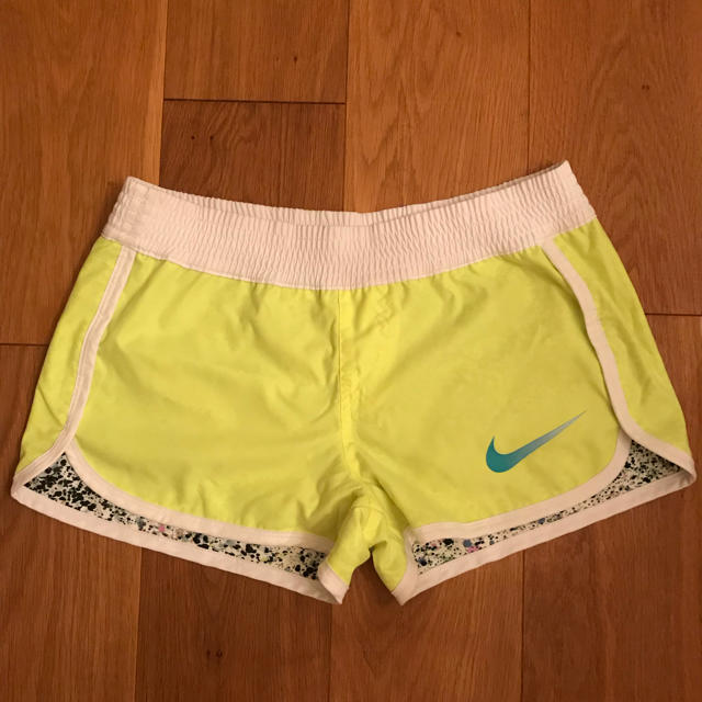 NIKE(ナイキ)のNIKE リバーシブル ショートパンツ レディース スポーツ/アウトドアのランニング(ウェア)の商品写真