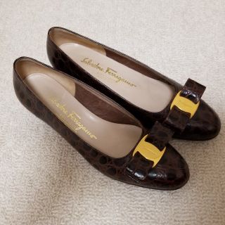 サルヴァトーレフェラガモ(Salvatore Ferragamo)のlior様お取り置き　フェラガモ ヴァラ　茶　パンプス　５　１/2 C(ハイヒール/パンプス)