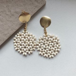 ゆがみゴールド×つぶつぶウッド ピアス／イヤリング(ピアス)